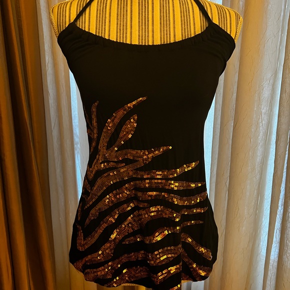 Gorgeous sequined halter Top - Picture 3 of 5